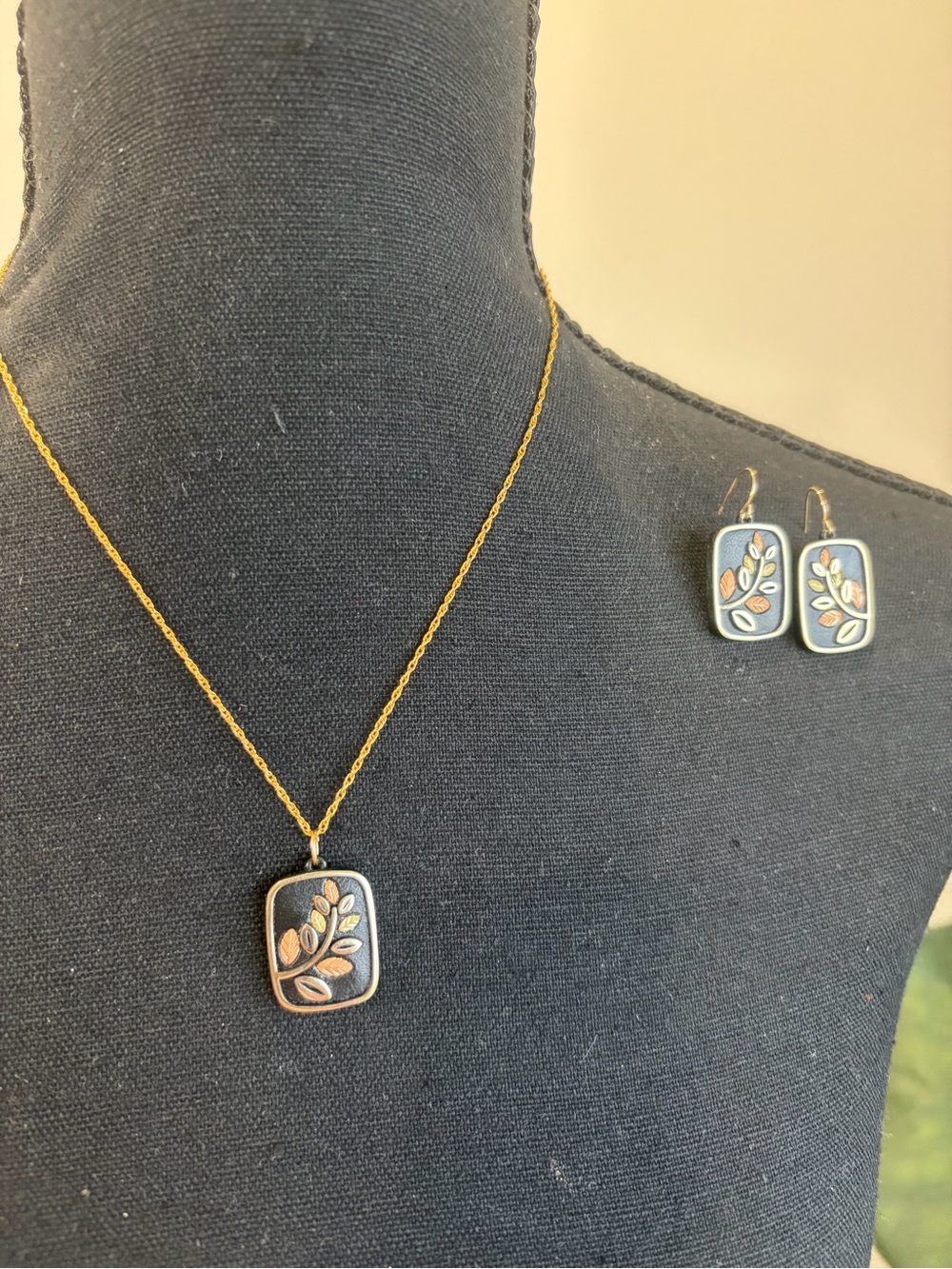 Blackhills gold unique Leaf Pendant Necklace and Earrings Set
